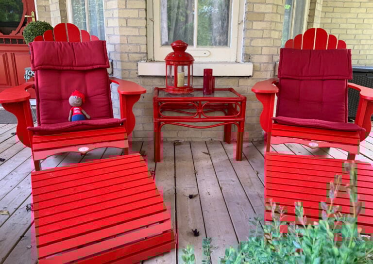 Red-relaxing-on-red-chairs.-GoRedForDyslexia-@DyslexiaRed-Canada-768x544