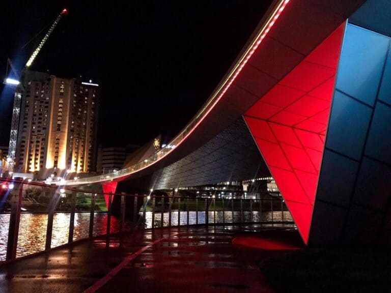 GoRed-Riverbank-Footbridge_2-ADELAIDE-768x576