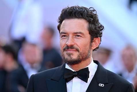 orlando bloom wearing a tuxedo